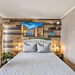 Picturesque Hotel Room With Private Balcony In Waikiki!