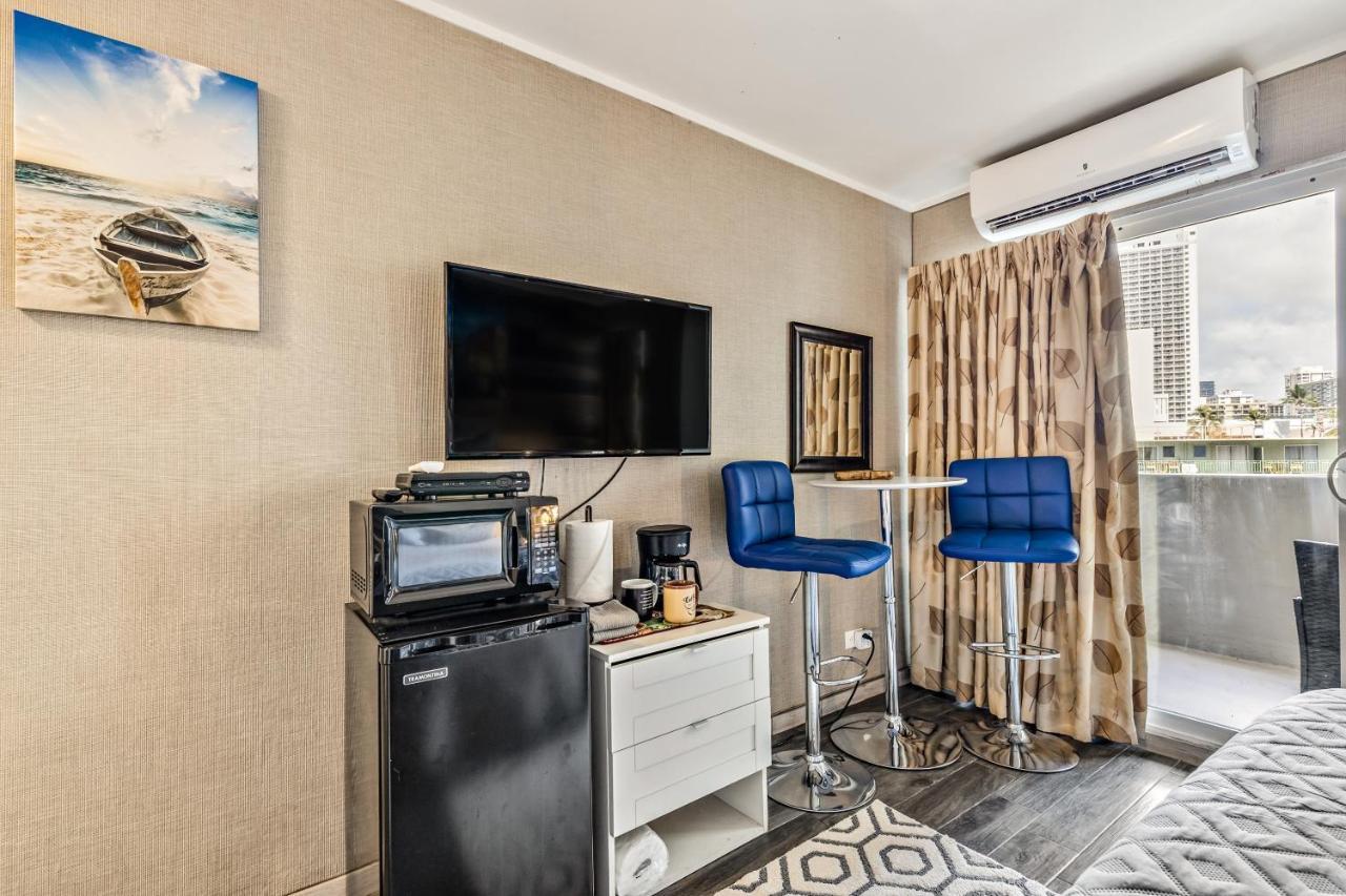 Picturesque With Private Balcony In Waikiki! Apartment *