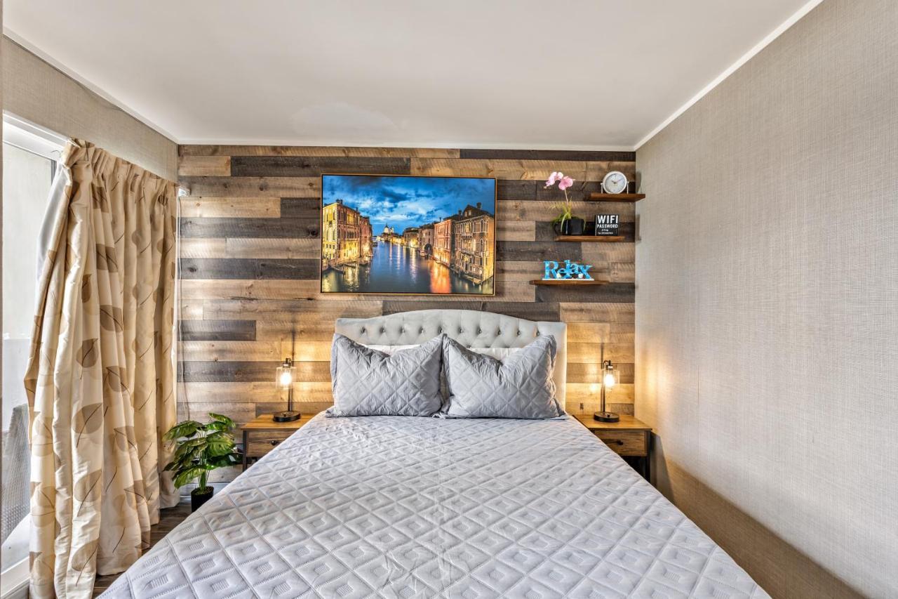 Picturesque With Private Balcony In Waikiki!