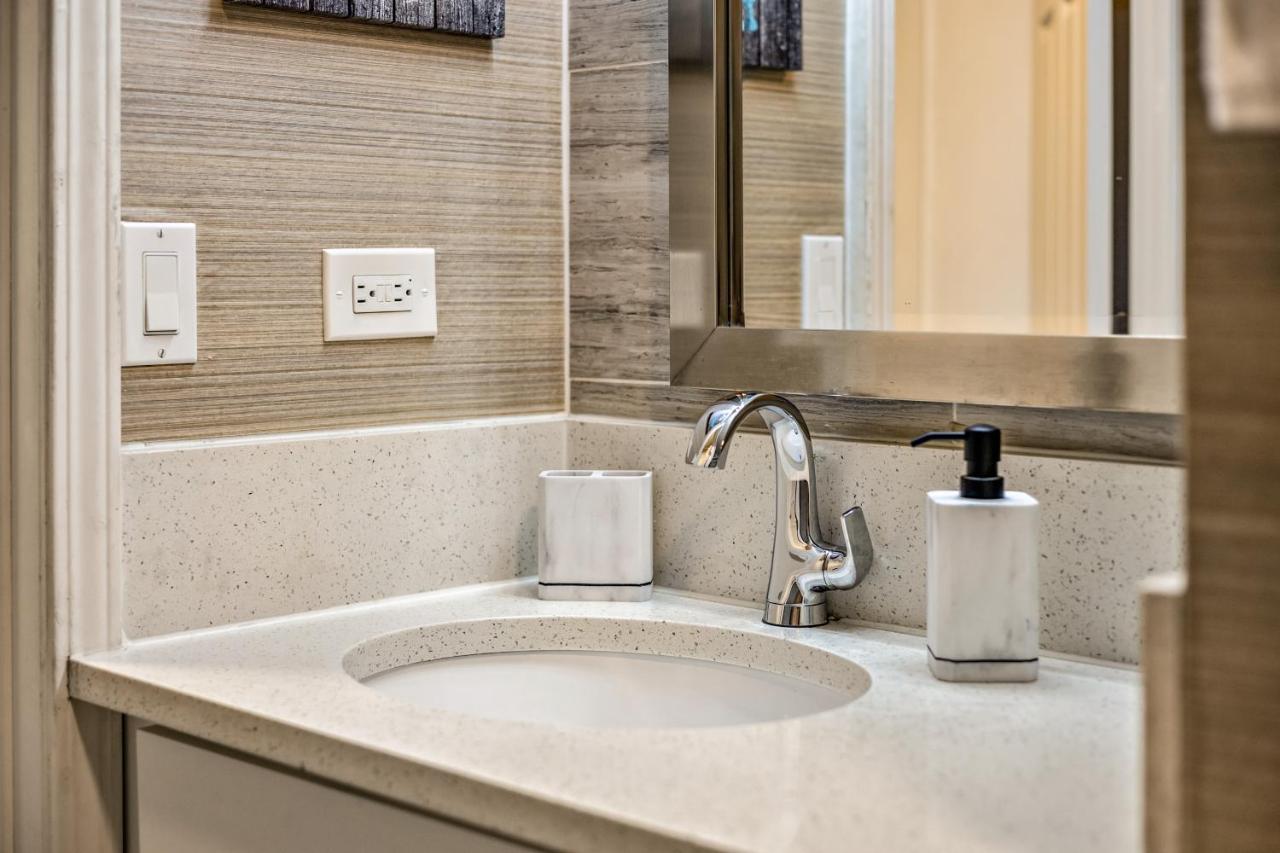 Picturesque With Private Balcony In Waikiki! Apartment *