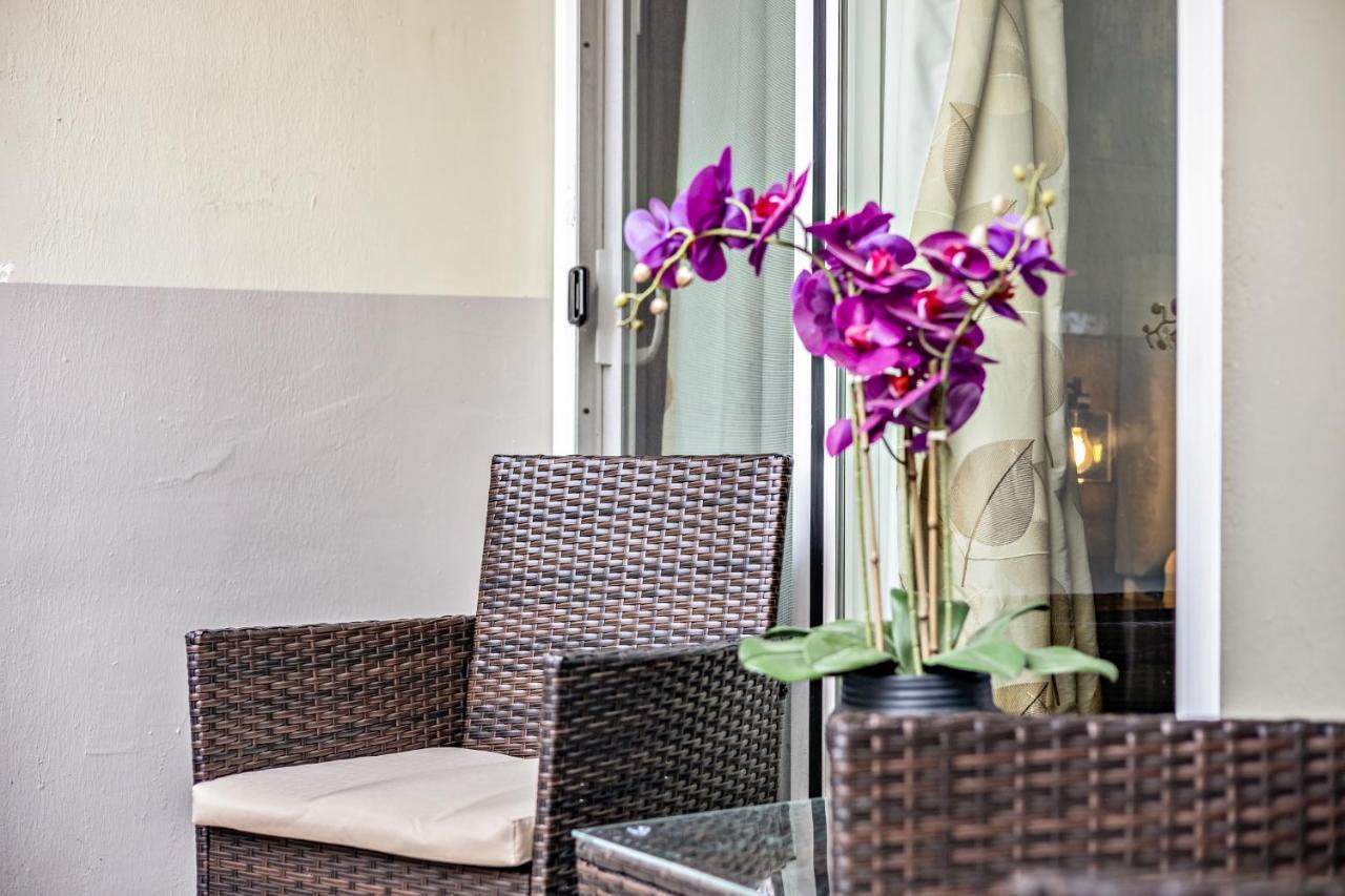 Apartment Picturesque With Private Balcony In Waikiki!