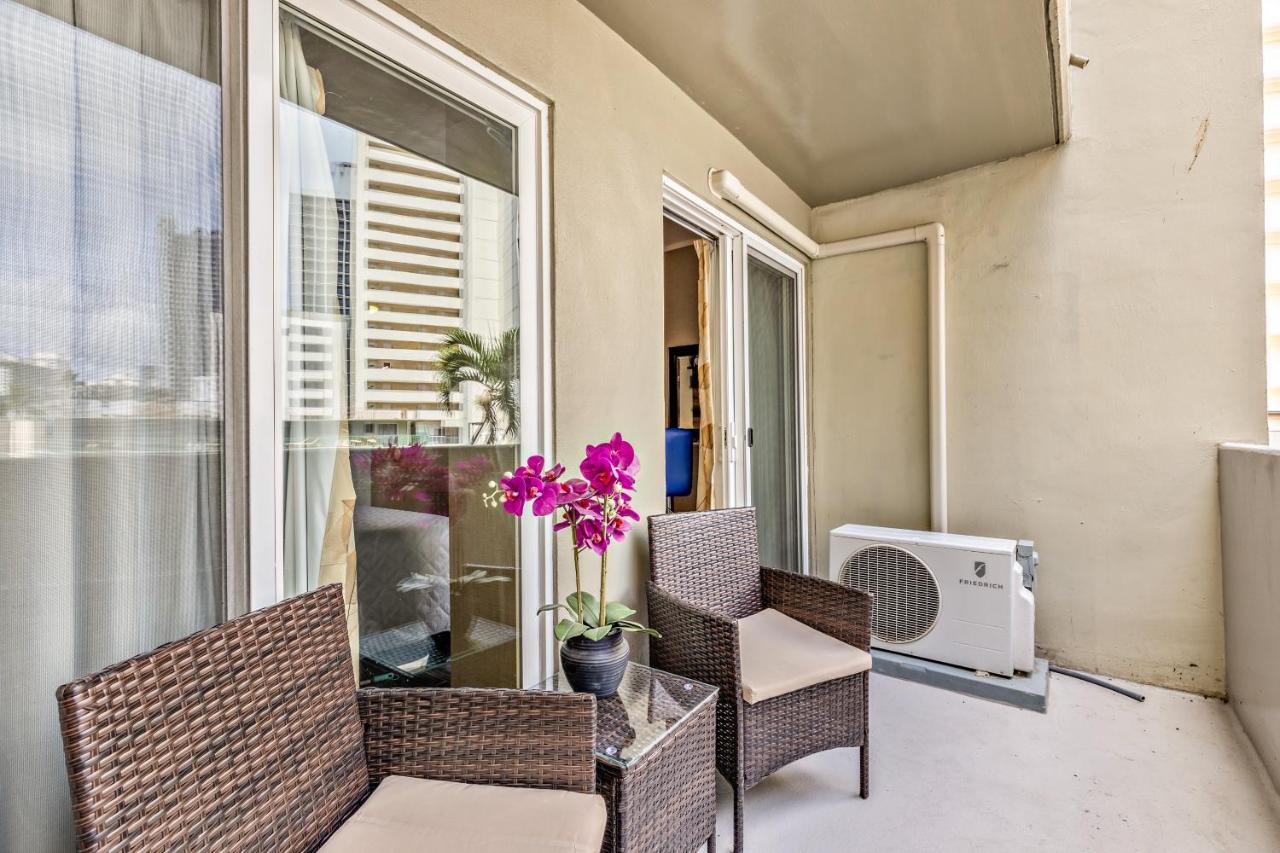 Picturesque With Private Balcony In Waikiki! Honolulu