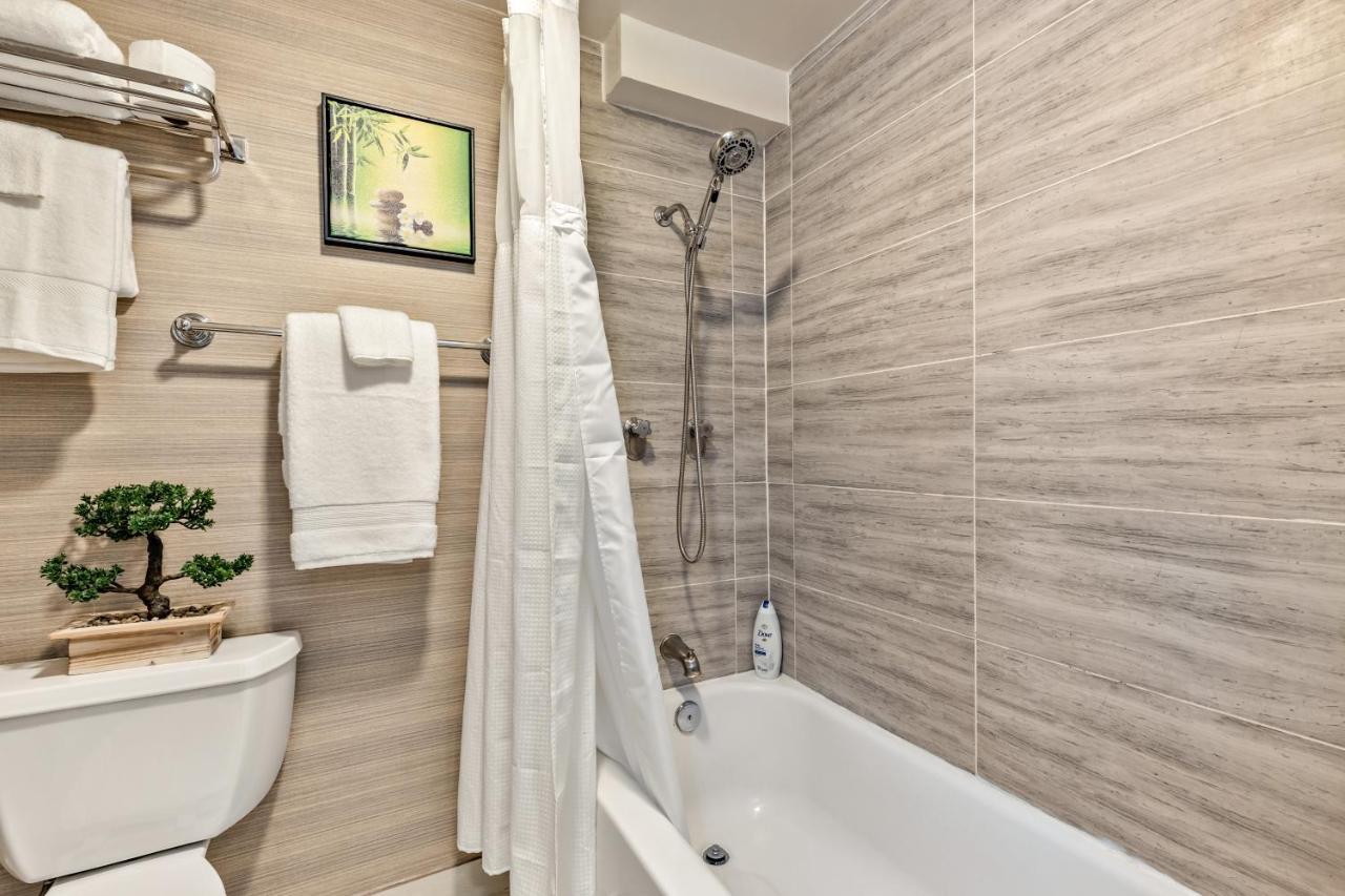 Apartment Picturesque With Private Balcony In Waikiki! Honolulu